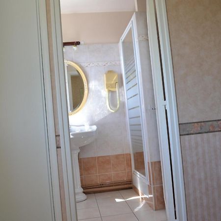 Brissac-Quince Hotel Le Castel מראה חיצוני תמונה