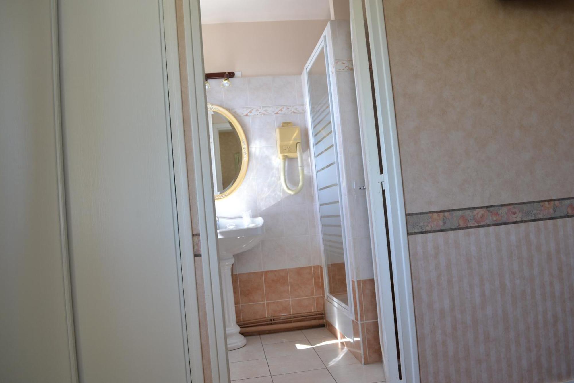 Brissac-Quince Hotel Le Castel מראה חיצוני תמונה